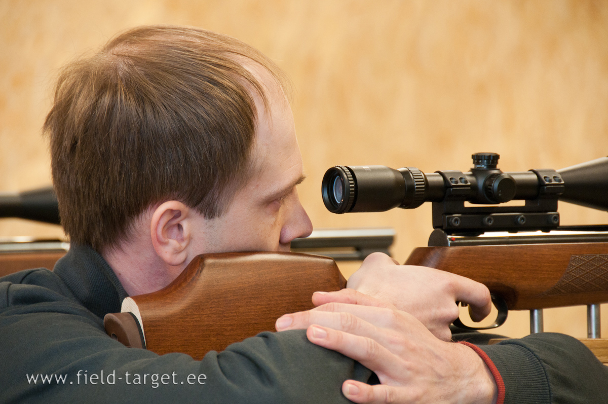 Indrek oli kohandanud oma püssi kaba patja